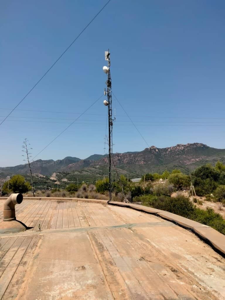 Antena de telecomunicaciones en paisaje montañoso