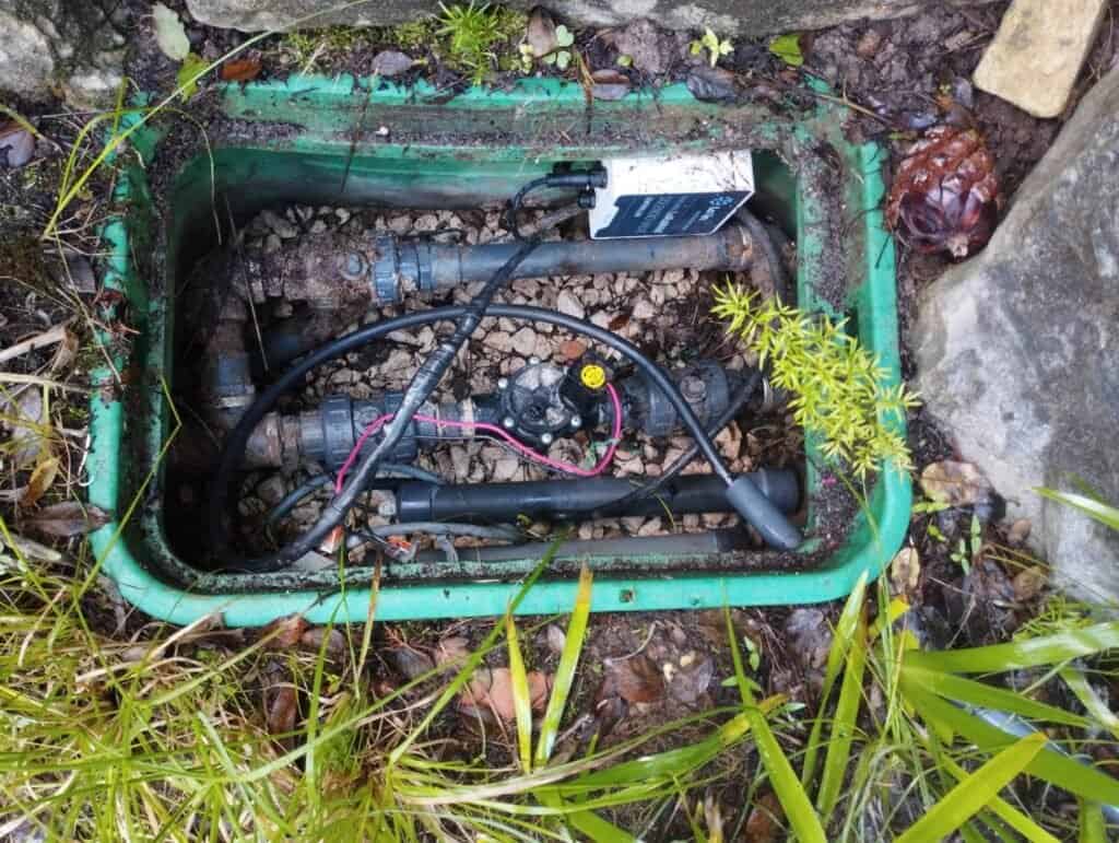 Caja de válvulas de riego en el suelo