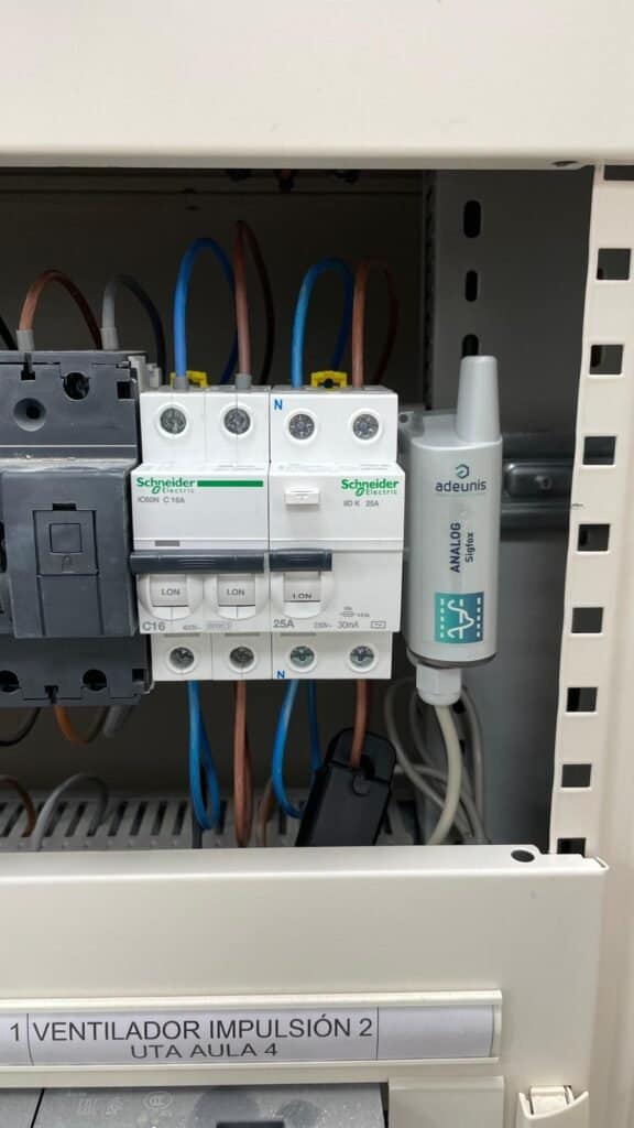 Interruptores eléctricos en cuadro de distribución.