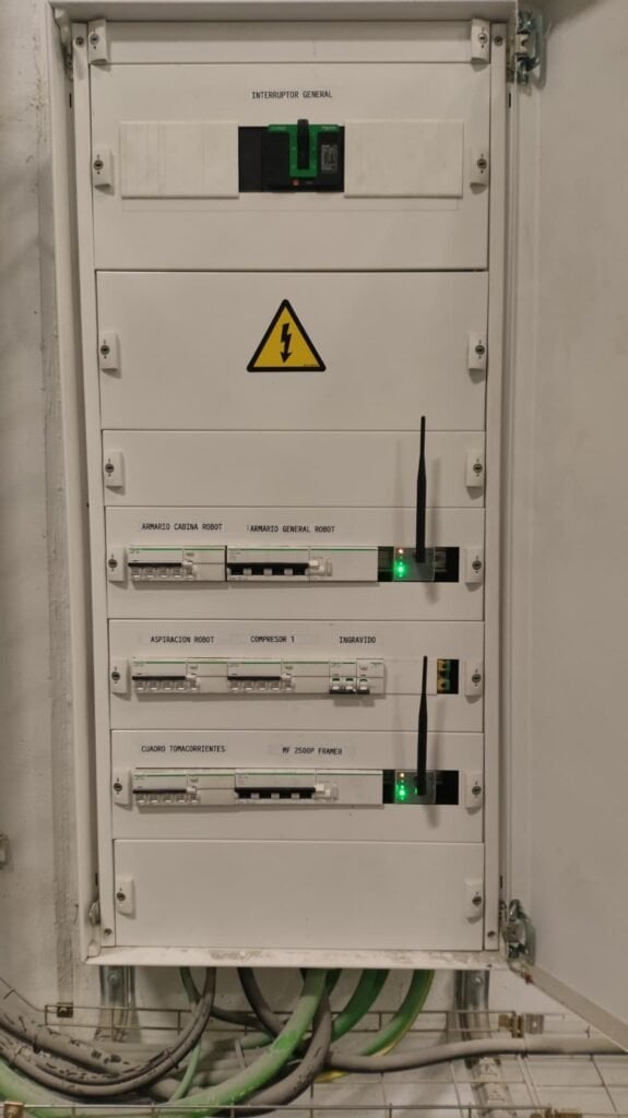 Panel eléctrico con interruptores y cables visibles.