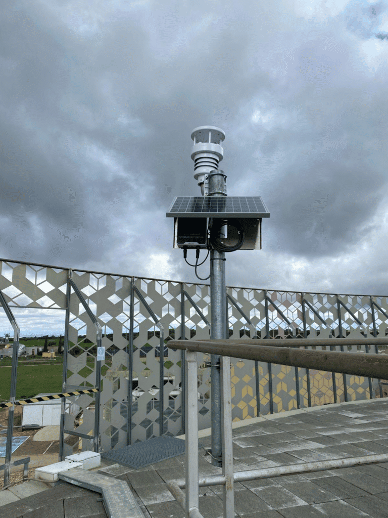 Sensor solar climatológico en terreno nublado.