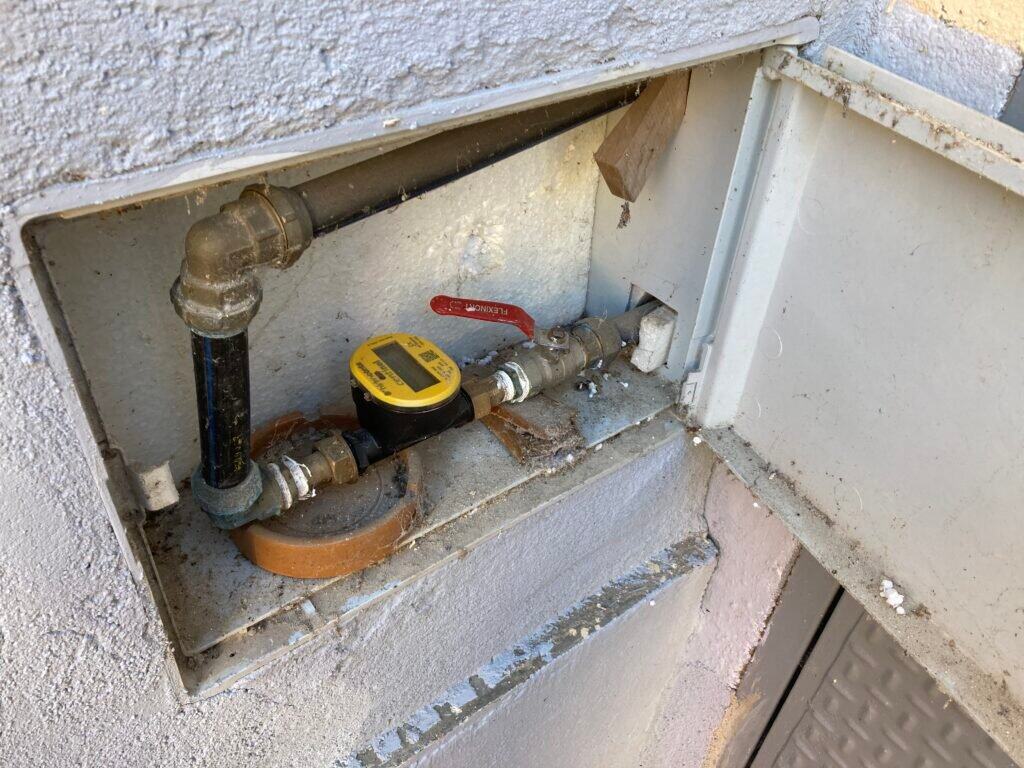 Contador de agua en caja de inspección abierta.
