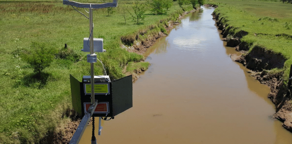 Sensor sobre río en paisaje verde