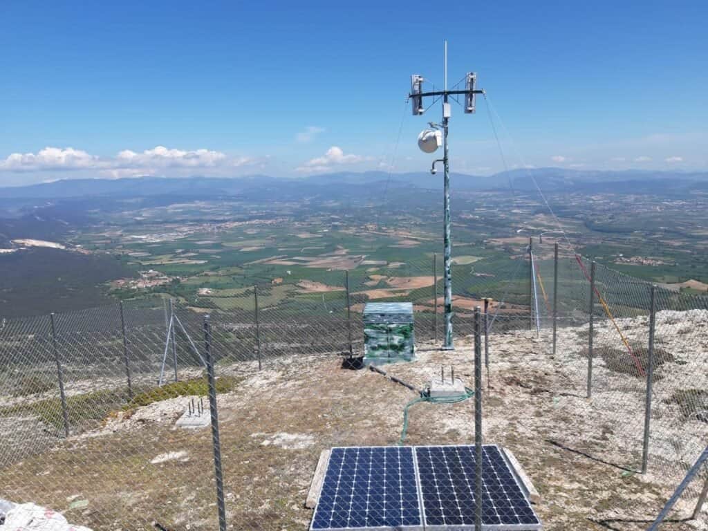 Estación meteorológica solar en cima de montaña