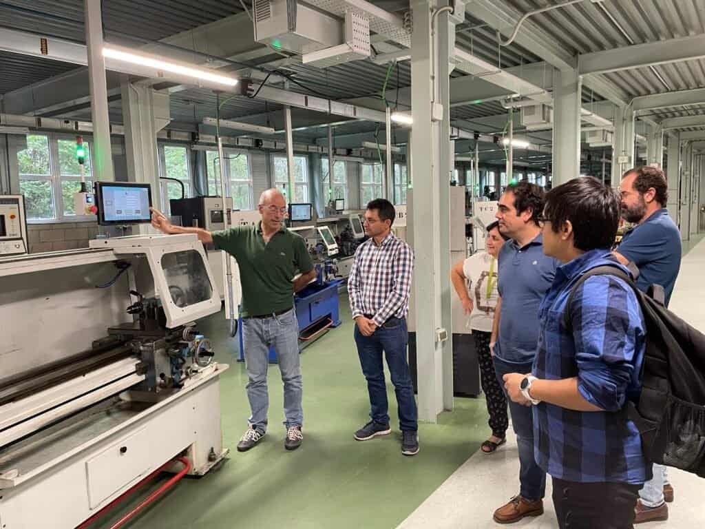 Grupo en taller industrial con instructor