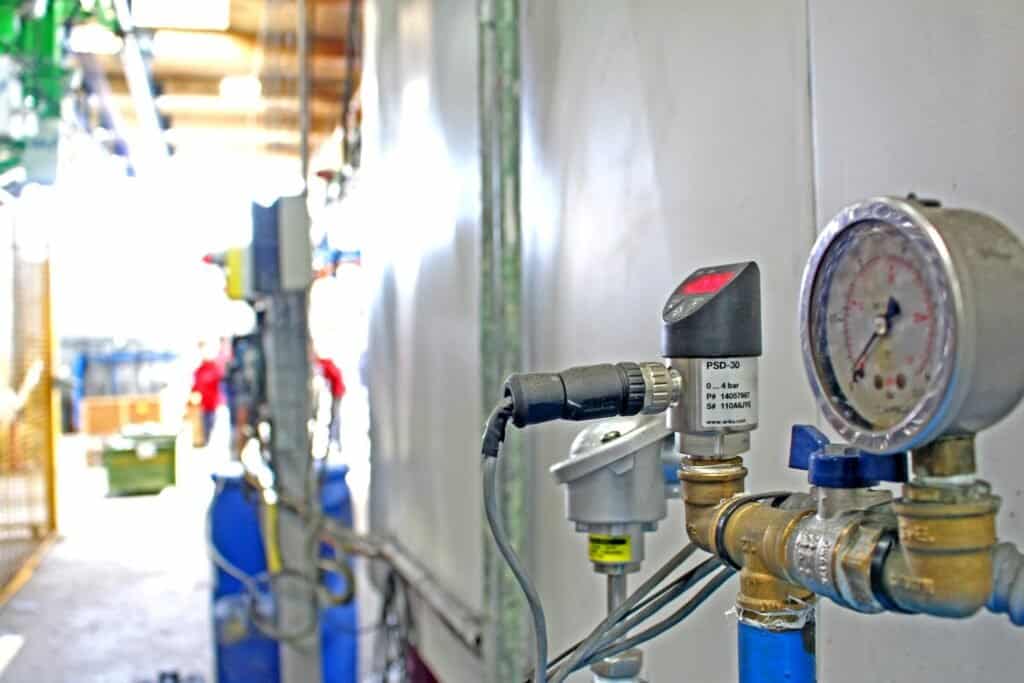 Medidores de presión en planta industrial